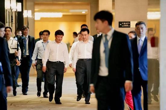 2017年，万达王健林（右）和融创孙宏斌的交易让东方影都的发展出现重大转折。