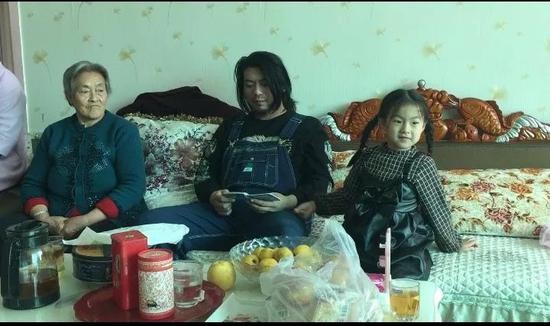 耿帅与奶奶和大女儿在一起。新京报记者赵蕾 摄