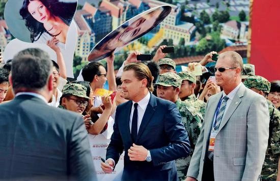 2013年，东方影都奠基仪式上，王健林找来众多好莱坞明星撑场。