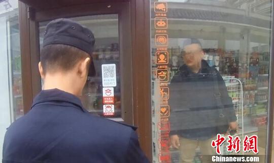 安徽一男子为尝“新鲜”无人超市买水不成反被锁