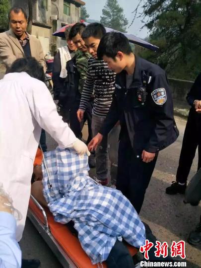 货车坠崖司机命悬一线驻村辅警紧急救援助其脱险