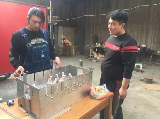 耿帅最新创作的&ldquo;自制桌游烤串器&rdquo;。新京报记者赵蕾 摄