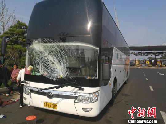 高速“飞棍”砸裂客车挡风玻璃51名乘客所幸无伤势