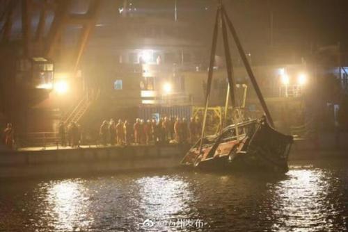 重庆万州长江二桥坠江公交车已被打捞出水（图）