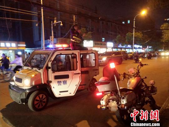 安徽青年交警手举电缆1小时保障道路安全
