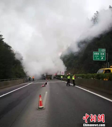 G5京昆高速雅西段发生5车追尾事故有车辆燃烧