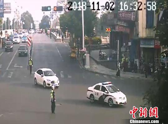 男子吐血病重交警4分钟护送车辆逆行十字路口就医