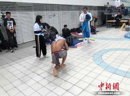 短池世界杯徐嘉余收获三金一铜赛后累到跪地（图）
