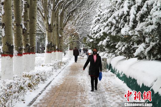 青海西宁迎今秋降雪多地并发布寒潮预警
