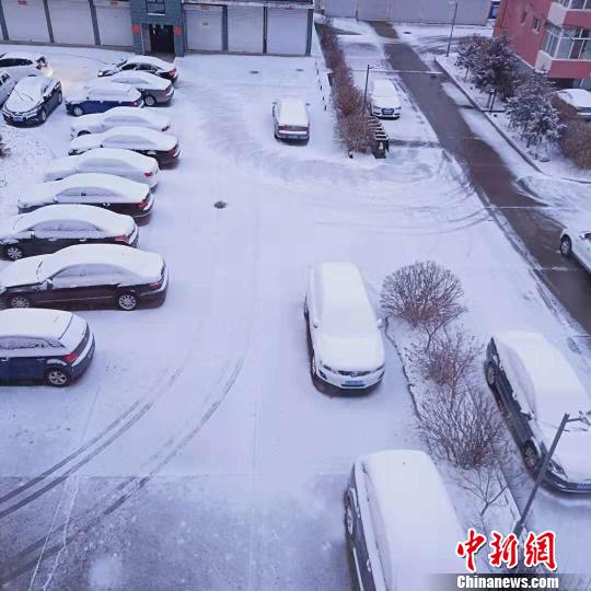 内蒙古遭雨雪降温“袭击”发布道路结冰黄色预警