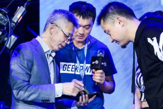 蒋昌建空降GeekPwn2018现场 揭秘人工智能安全漏洞