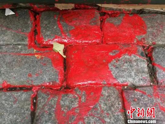 哈尔滨中央大街门楼被泼红漆百年“面包石”遭破坏