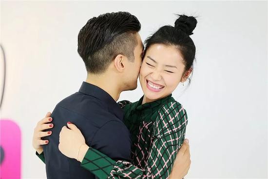 2015年,《我们相爱吧》刘雯与崔始源的录制花絮(图片来源:视觉中国)