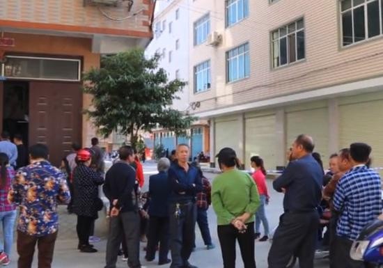 女子在家中被一只手捂住嘴喷药，醒来发现3岁儿子已经...