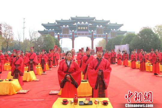 安徽阜阳举行百人汉服集体婚礼