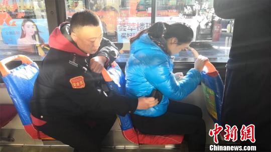 长春公交司机演示小偷的扒窃手段传授防盗秘籍