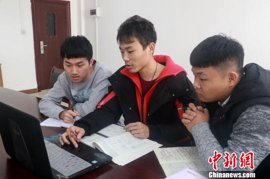 大三学生开设线上线下辅导课帮学弟学妹巩固知识