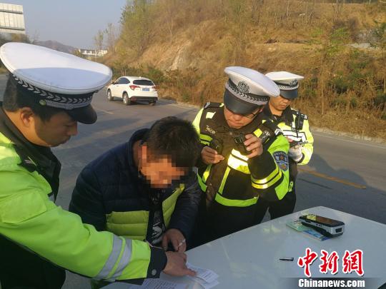 河北一九座面包车塞进22人司机存侥幸被抓现行