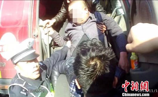 货车司机高速路突发疾病警民联手打通救援生命通道