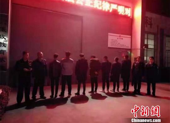 河南一辅警规劝在逃发小投案引团伙12人集体自首