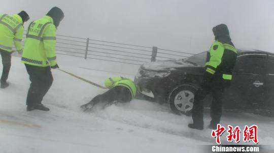 新疆玛依塔斯遭遇风吹雪交警及时救援两车六人