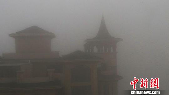 乌鲁木齐恶劣天气“骚扰机场”进出港航班取消53架次（图）