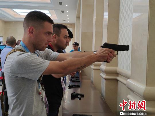 各国运动员紧张备战第二届世界警察手枪射击比赛