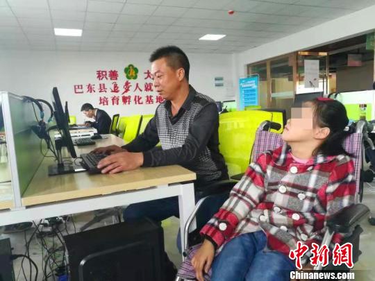 湖北巴东：父亲带脑瘫女儿创业称要“为女儿拼一把”