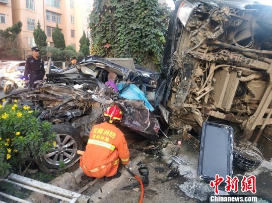 昆明市区两车相撞致1死1伤