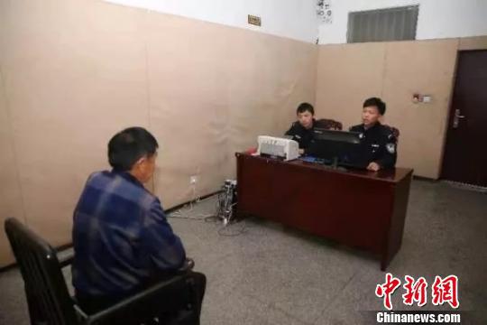 打人乘客在接受警方调查。　警方供图 摄