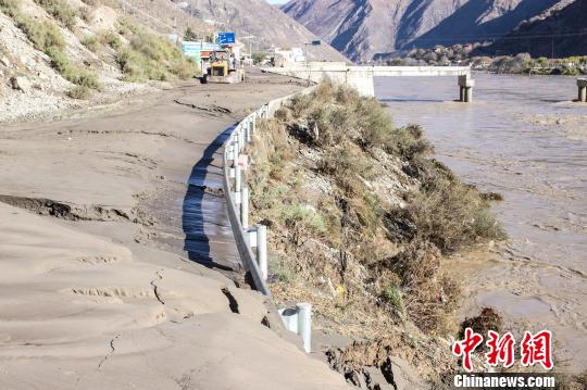驻藏武警某部交通三支队清通318国道芒康县受阻路段