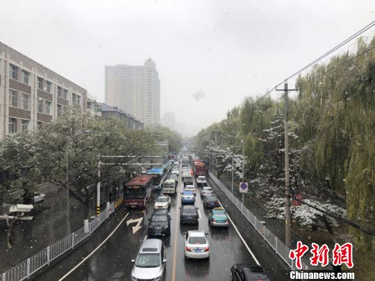 甘肃现持续低温雨雪天气多地气温破冰点交通受阻