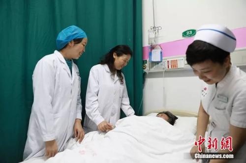 武汉大学人民医院产科医护人员关心郭庆芳 刘瑜 摄