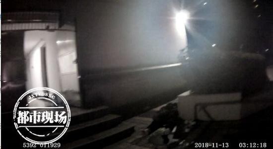 目前,警方初步排除他杀可能,已经联系了殷某的家人处理后事。