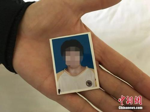 大儿子的一张蓝底登记照，郭庆芳一直带在身边 马芙蓉 摄