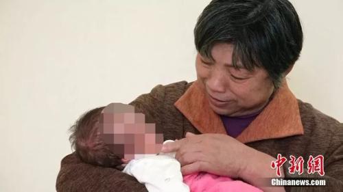 郭庆芳满是爱怜地看着孩子 马芙蓉 摄