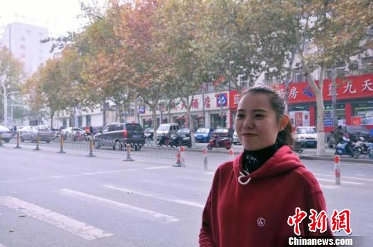 山西晋城街头“红衣女子”救人后离开网友接力寻找