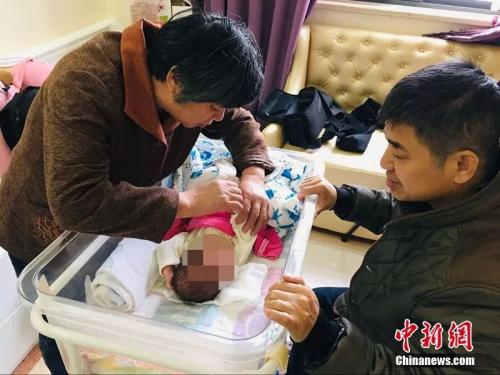 郭庆芳和老伴一起照顾孩子 马芙蓉 摄