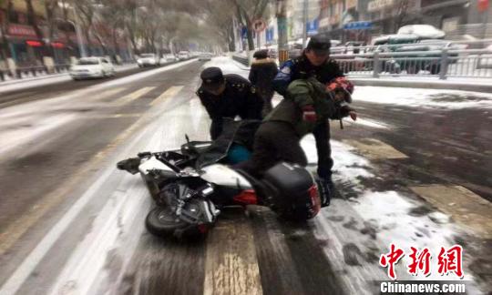 青海省出现大范围降雪致多条高速封闭