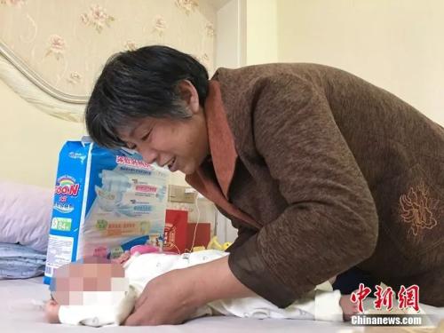 郭庆芳照顾儿子 马芙蓉 摄