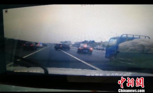 错过高速路口司机“任性”变道后车避让不及三车相撞