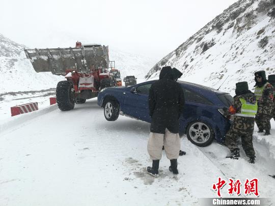 强降雪致川藏公路受阻武警官兵紧急出动抢通