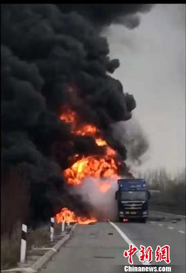 两辆油罐车高速追尾起火“好支书”冒死火海救人