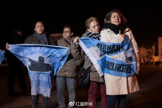 &ldquo;圣胡安&rdquo;号家属17日聚集在海军基地外 图据《纽约时报》