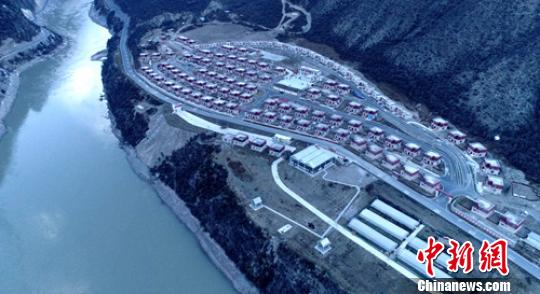 四川德格：藏在大山里的最美新藏寨