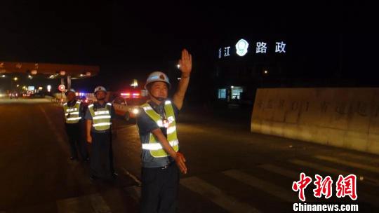 浙江海盐公路“治超铁汉”：凭耳朵就能听出超了多少