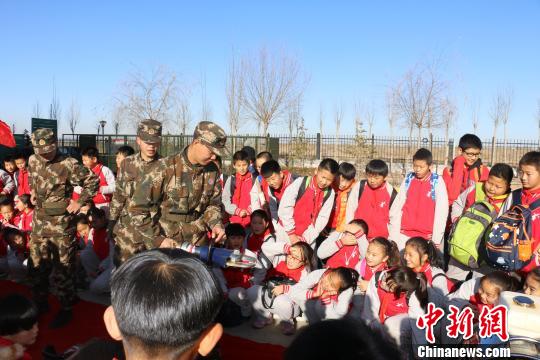 宁夏百名师生走进消防零距离体验“红门”生活