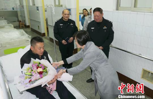 广西男子违停并暴力袭警群众自发探望被刺伤交警