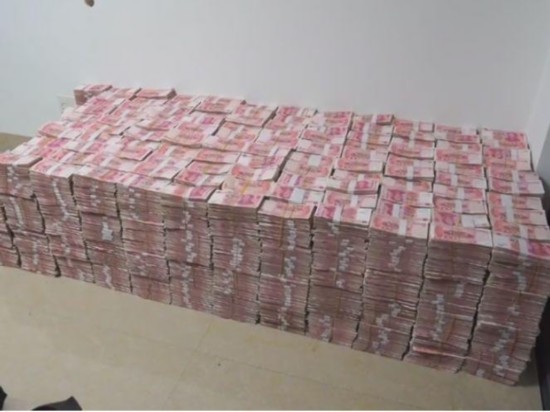 震惊!警察冲进房间,发现4700万现金铺满床,这是在干什么?