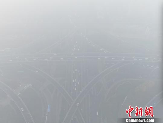 浓雾“深锁”长江下游立体交通受阻